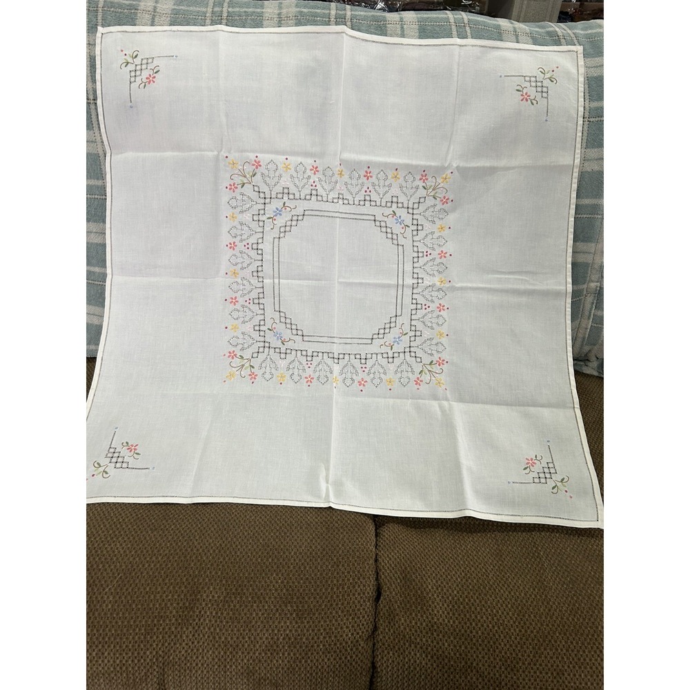 Vintage Crewel Embroidery Tablecloth Table Topper Floral Crochet Trim 32"X32"